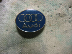 Pin's Embleme Des Automobiles AUDO, Fond Du Pin's En Bleu - Audi