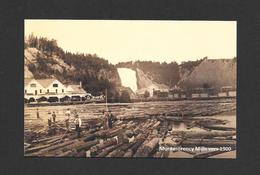 MONTMORENCY - LES CHUTES MONTMORENCY À L'ARRIÈRE PLAN ET MONTMORENCY MILLS  MOULIN À SCIE AU PIED DE LA CHUTE  VERS 1900 - Montmorency Falls