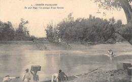 GUINEE   EN PAYS BAGA - LE PASSAGE D'UNE RIVIERE - Guinée Française