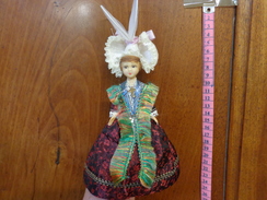 Lot De 6 Poupee Folklorique-(pour La Plupart Ancienne--- Region A Determiner- - Dolls