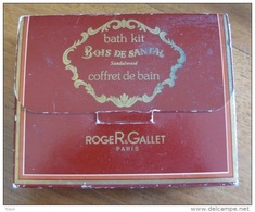 Echantillons Anciens  " Bath Kit " De Roger & Gallet  Bois De Santal  Dans Boite Cartonnée - Echantillons (tubes Sur Carte)