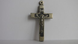 **** PENDENTIF - CROIX AVEC CHRIST EN RELIEF **** EN ACHAT IMMEDIAT !!! - Hangers