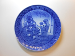 Royal Copenhagen Chrismas Plate 1981 - Admiring The Christmas Tree - 1st. Quality - CHF 25.00 - Royal Copenhagen (DNK)