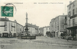 VIC LE COMTE - PLACE DE LA FONTAINE - CPA. - Vic Le Comte