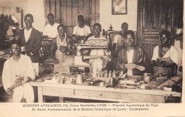 TOGO    ECOLE PROFESSIONNELLE DE LA MISSION DE LOME -  CORDONNERIE   MISSIONS AFRICAINES LYON - Togo