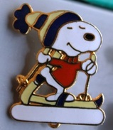 BADGES- SNOPPY SUR DES SKIS - BONNET - SPORTS D'HIVER - Celebrities