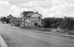 CPA- BOIS-d'ARCY (78) - Aspect De L'entrée Du Bourg Et Du Garage Avec 2 Pompes à Essence à Colonne Dans Les Années 30/40 - Bois D'Arcy