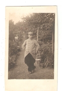 Carte Photo Militaria Soldat  En Uniforme  Dans Un Parc 39ème - Characters