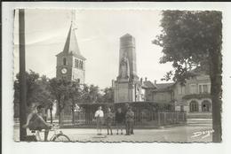 55 . VIGNEULLES ET HATTONCHATEL . PLACE TAYLOR  ENFANTS DEVANT LE MONUMENT AUX MORTS . ECOLE ( Timbre Arrache  PLI ) - Vigneulles Les Hattonchatel