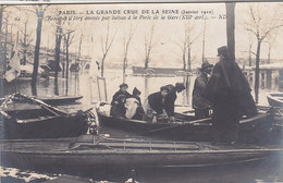 CRUE De 1910 : Les Rescapés D'Ivry Ramenés à La Porte De La Gare (XIIIème) - Paris Flood, 1910