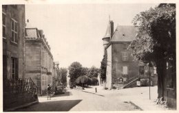 V10318 Cpsm  23 Dun Le Palleteau -  La Route De La Souterraine - Dun Le Palestel