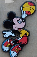 MICKEY MOUSE  QUI JOUE AU BASKETBALL - SOURIS -        (JAUNE) - Disney