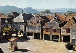 46-BRETENOUX-EN-QUERCY- PLACE DES COUVERTS XIIIe S A L'ARRIERE-PLAN , CHATEAU DE CASTELNAU - Bretenoux