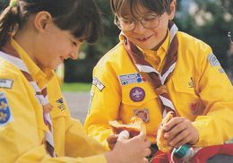 CPM 10X15 . SCOUTISME . Deux Jeunes Scouts Du "Scoutisme Français " Se Partageant Une Brioche - Scouting