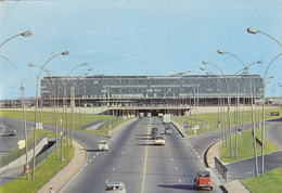 75. AEROPORT DE PARIS ORLY. CPSM. ARRIVEE A L'AEROGARE. VOITURES . ANNEE 1965 + TEXTE - Flugwesen