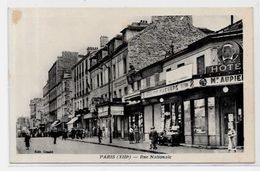 CPA Sur Le Thème De La Carte Postale écrite Carte Sur La Carte Paris Devanture De Magasin Marchand - Poste & Postini