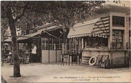 CPA Sur Le Thème De La Carte Postale Circulé Carte Sur La Carte Le Pouliguen Devanture De Magasin Marchand - Poste & Postini