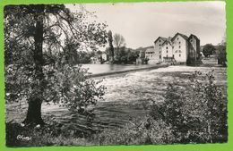 LUSSAC-LES-CHATEAUX - Le Moulin Sur La Vienne Photo Véritable Circulé 1954 - Lussac Les Chateaux