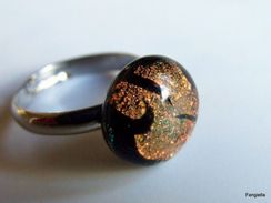 Bague En Verre Filé Au Chalumeau Par Une Artiste Fileuse De Verre Dominance Orange Sur Fond Noir Sur Anneau Réglable Arg - Bagues