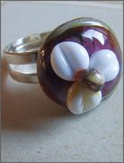 Bague En Verre Artisanal Violet Filé Au Chalumeau Par Une Artiste Fileuse De Verre Sur Anneau Réglable Argenté - Ringe