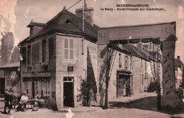 CPA 61 BAZOCHES AU HOULME Le Bourg , ARC DE TRIOMPHE Aux Combattants , Animée Café L'ORNAISE - Bazoches Sur Hoene