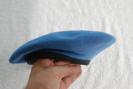 BERET BLEU DES NATIONS UNIS - Casques & Coiffures