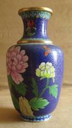 Ancien Vase En Laiton Et émaille Cloisonné Travail Chinois Chine Milieu XX ème - Arte Asiatica