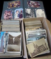 FOREIGN CARDS Large Lot Of World (No Europe) Approx 750 In A Box. EUROPE Approx 750 In A Box, Various Foreign In An Albu - Unclassified