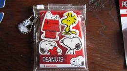 4 GOMMES SNOOPY  PEANUTS - Peanuts