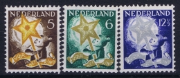 Nederland: NVPH 262 - 264 Postfrisch/neuf Sans Charniere /MNH/**  1933 Part Set Childrens Stamps 6ct Small Spot In Gum - Neufs
