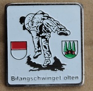 LUTTE SUISSE - BIFANGSCHWINGET - OLTEN - SCHWEIZ - SWITZERLAND - LUTTEURS - FOND BLANC -  ( GRENAT) - Wrestling