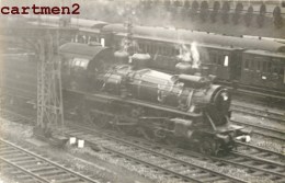 CARTE PHOTO TRAIN LOCOMOTIVE ZUG BAHNHOF GARE LOKOMOTIVE STATION ESTACION TREN LOCOMOTORA BELGIQUE NEDERLAND DEUTSCHLAND - Gares - Avec Trains