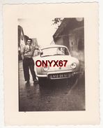 PHOTO 10,5 X 8 Cms - VOITURE AUTO AUTOMOBILE RENAULT "Dauphine" TRANSPORT Dans Bas-Rhin 67 VILLE A SITUER A LOCALISER - Voitures