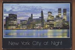 AC - NEW YORK CITY AT NIGHT LOWER MANHATTAN SKYLINE UNITED STATES OF AMERICA CARTE POSTALE  POST CARD - Mehransichten, Panoramakarten