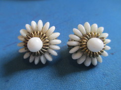 Bijou Fantaisie/ Paire De Boucles D'Oreille/ Pâquerettes En Petites Pierres Porcelaine Enfilées/Vers 1930-1960     BIJ88 - Aretes