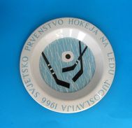 1966. WORLD ICE HOCKEY CHAMPIONSHIPS .... Vintage Metal Enameled Plate * Hockey Sur Glace Eishockey Hockey Su Ghiaccio - Bekleidung, Souvenirs Und Sonstige