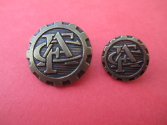 2 Boutons De Livrée De Tailles Différentes,Couleur Bronze/Monogramme CFA/Origine à Déterminer /Fin XXéme    BOUT115 - Bottoni