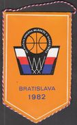 Basketball / Flag, Pennant / Czechoslovakia / Bratislava 1982 - Habillement, Souvenirs & Autres