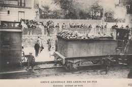 GREVE GENERALE DES CHEMINS DE FER - GREVISTES ARRETANT UN TRAIN - BELLE CARTE TRES ANIMEE -  TOP !!! - Grèves