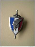 INSIGNE DE BOUTONNIERE DE LA LEGION FRANCAISE DES COMBATANTS / ARGENTE/PETAIN/VICHY - France