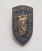 OLD COMMUNIST  ROMANIA INTERNATIONAL  FENCING  CHAMPIONSHIP 1958.  BADGE - Escrime