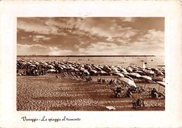 07251 "VIAREGGIO (LU) - LA SPIAGGIA AL TRAMONTO" ANIMATA, SPIAGGIA. CART. ORIG. SPED. '54 - Viareggio