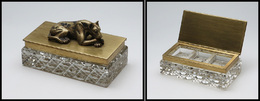 Boîte Cristal, Cerclage Et Couvercle En Bronze Doré, Décor "Chien Couché" En Relief, 3 Comp., 100x54x56mm. - TB - Stamp Boxes