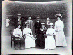 TENNIS SPORT PLEIN AIR PHOTOGRAPHIE DE DEMOISELLES EN TENUE DE SPORT AVEC RAQUETTES VERS 1890 12 X 10 CM - Autres & Non Classés