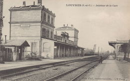 LOUVRES : Intérieur De La Gare - Louvres