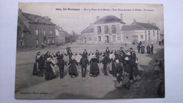 Carte Postale (t8) Ancienne De Pluvigner  Les écharmeaux , La Croix Et L Hotel Jugnet , Une Noce - Pluvigner