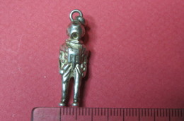 Figurine De Scaphandrier Pieds Lourds En Pendentif Métal Blanc Ou Argent - Pendants