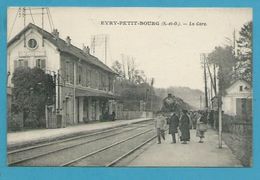 CPA -  Chemin De Fer Arrivée D'un Train En Gare De EVRY-PETIT-BOURG 91 - Evry
