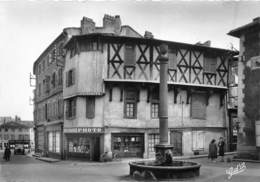 63-LE LIVRADOIS- AMBERT- PLACE ET FONTAINE DES MINIMES , MAISON DU XIV E S - Ambert