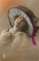 Themes Div -ref W817- Mode - Chapeaux - Portrait De  Femme Et Son Beau Chapeau - - Mode